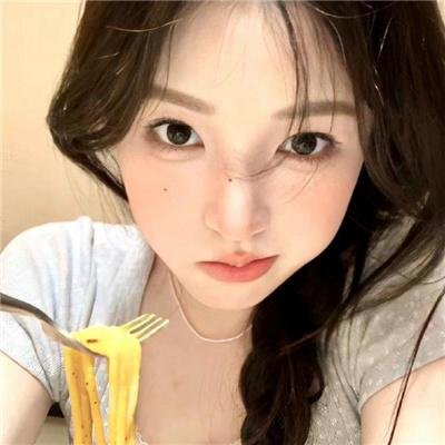 落在她身边